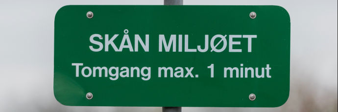 Grønt vejskilt der omhandler tomgang