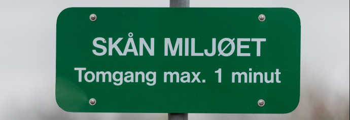 Grønt vejskilt der omhandler tomgang