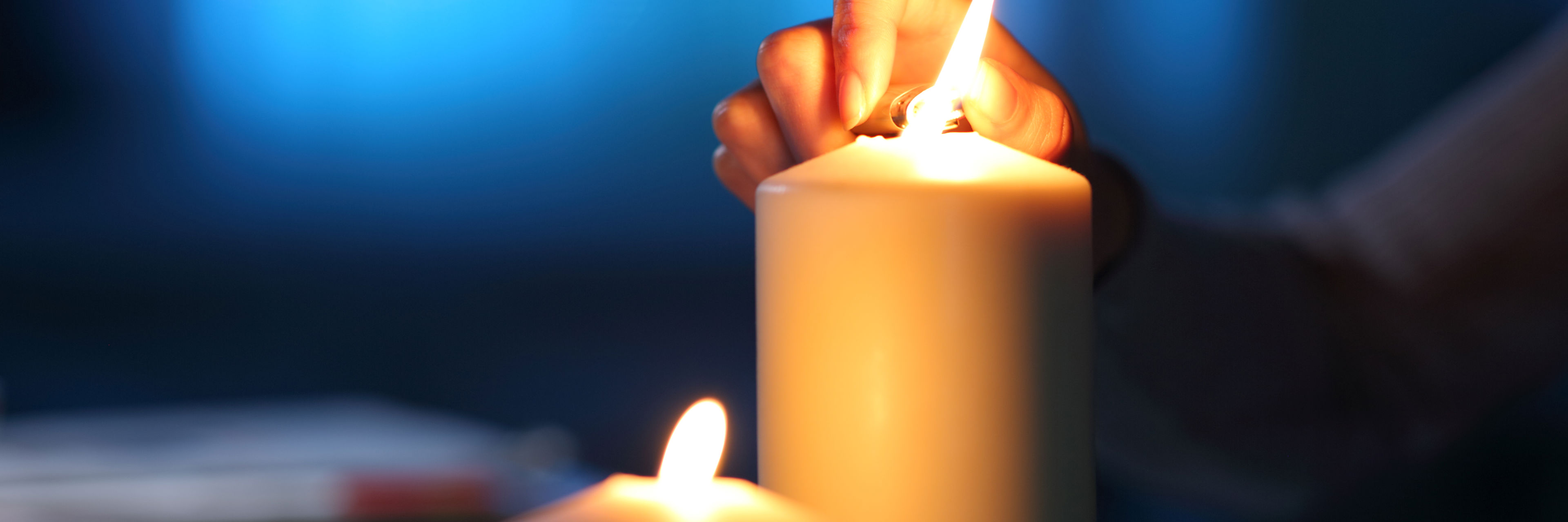 Stearinlys der bliver tændt