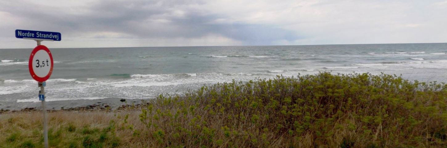 Nordre Strandvej i Lumsås, med udsigt over havet