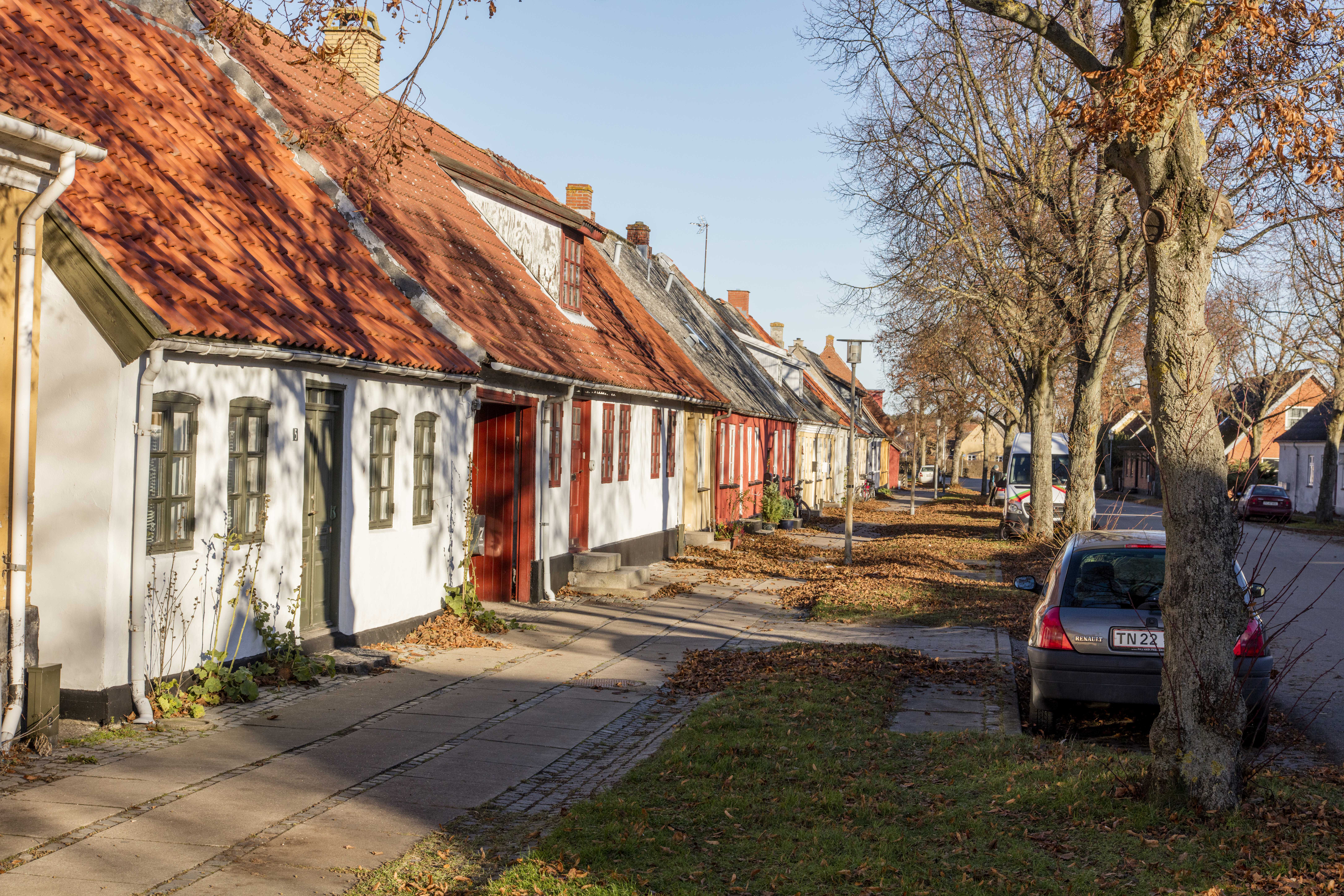 Linde Allé i efterårslys med blade langs facaden