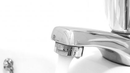 En vandhane hvor der løber vand ud af