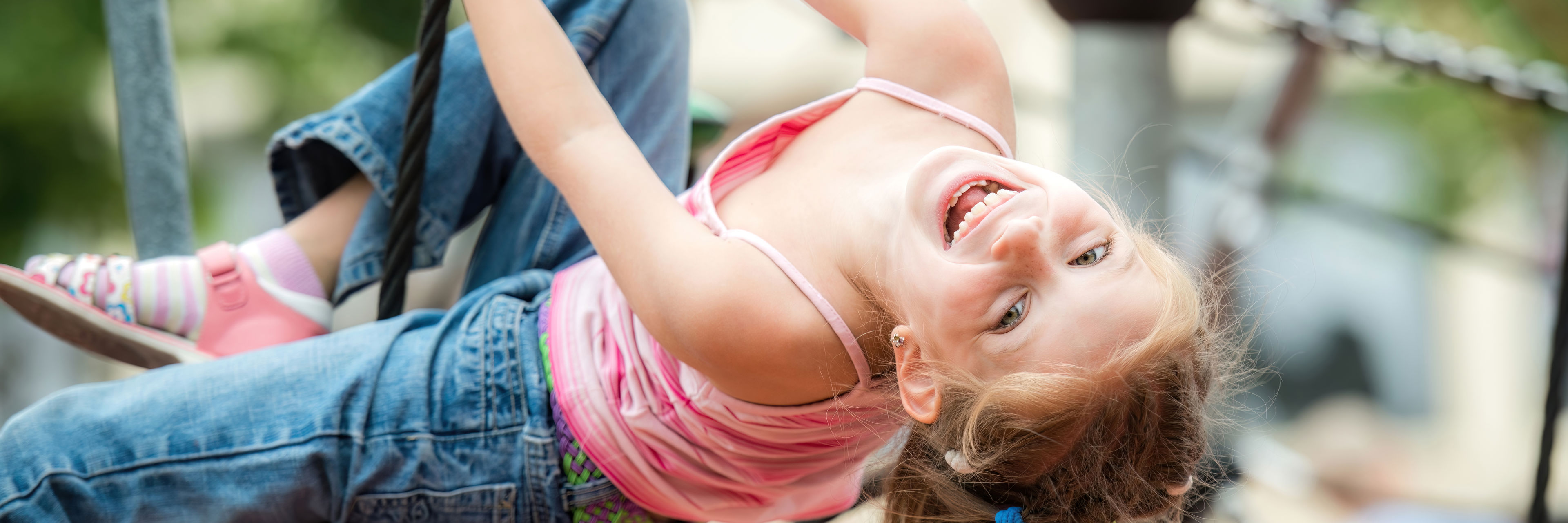 Barn der leger i klatrestativ