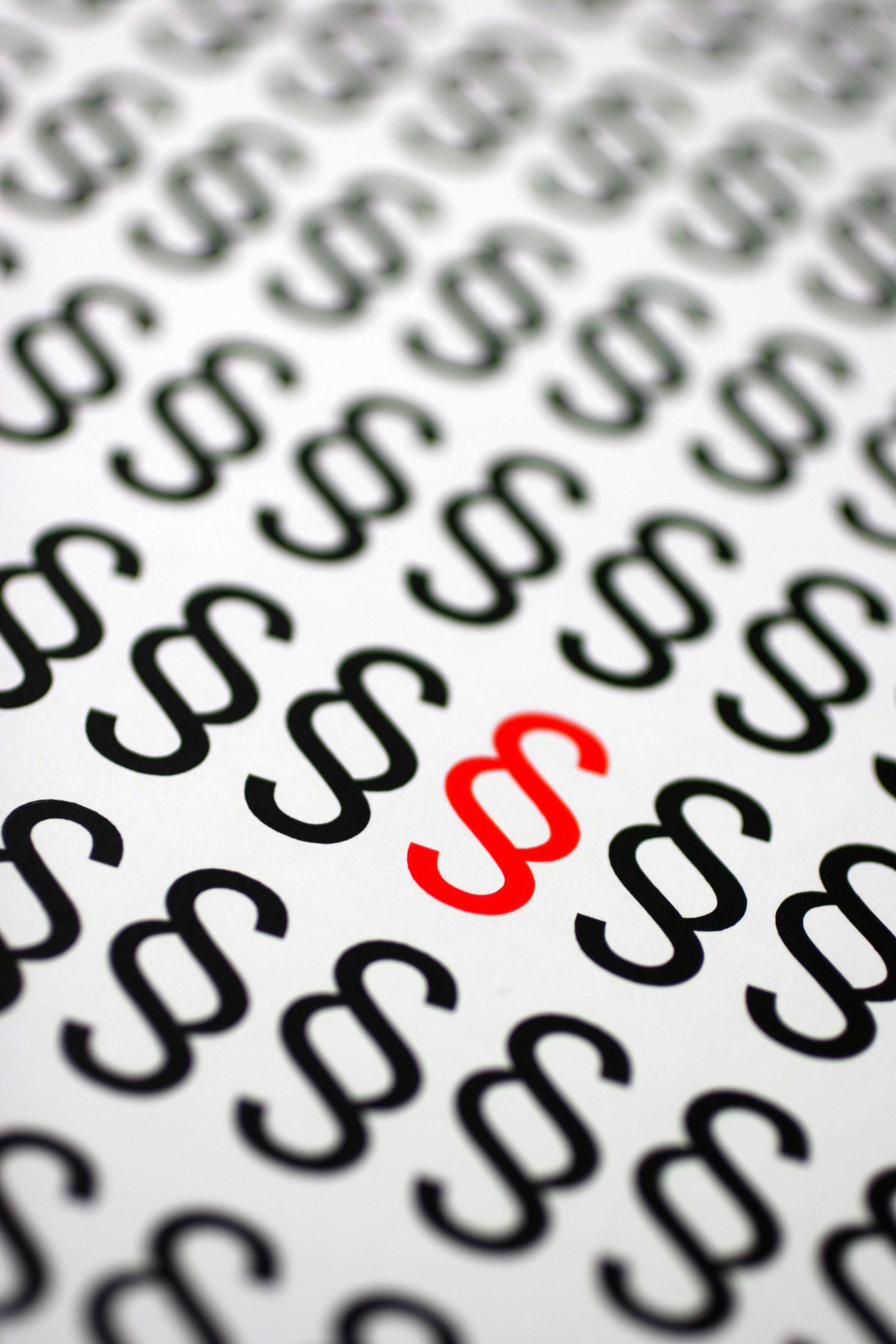 En hel side med paragraftegn i sort plus et enkelt i rødt