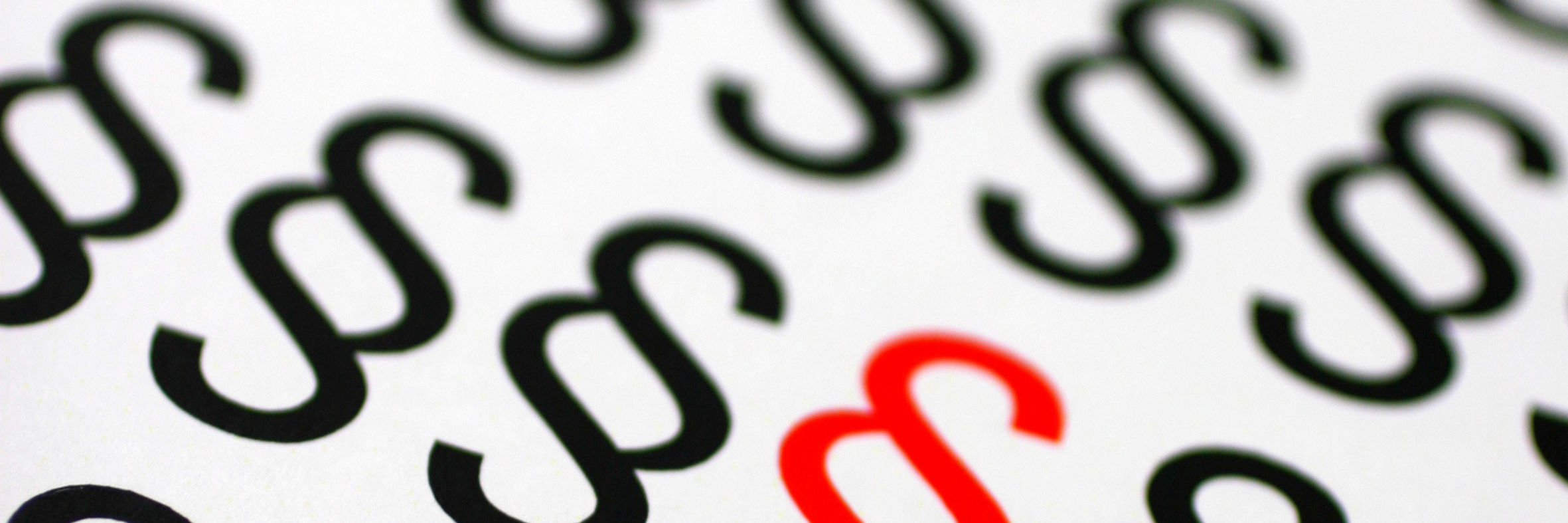 En hel side med paragraftegn i sort plus et enkelt i rødt