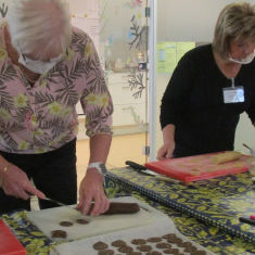 Hygge med småkagebagning