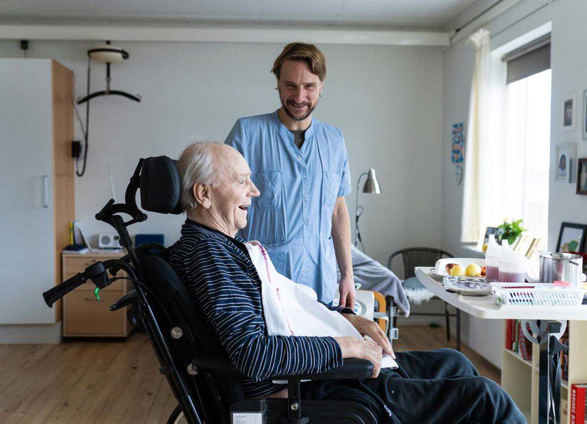 Medarbejder på Solvognen sammen med borger