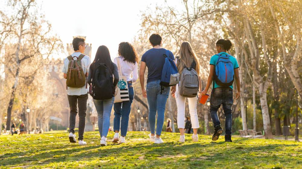 Unge mennesker på tur i park