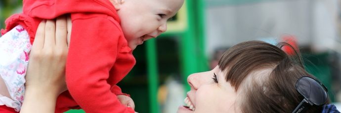 Mor holder barn op i luften