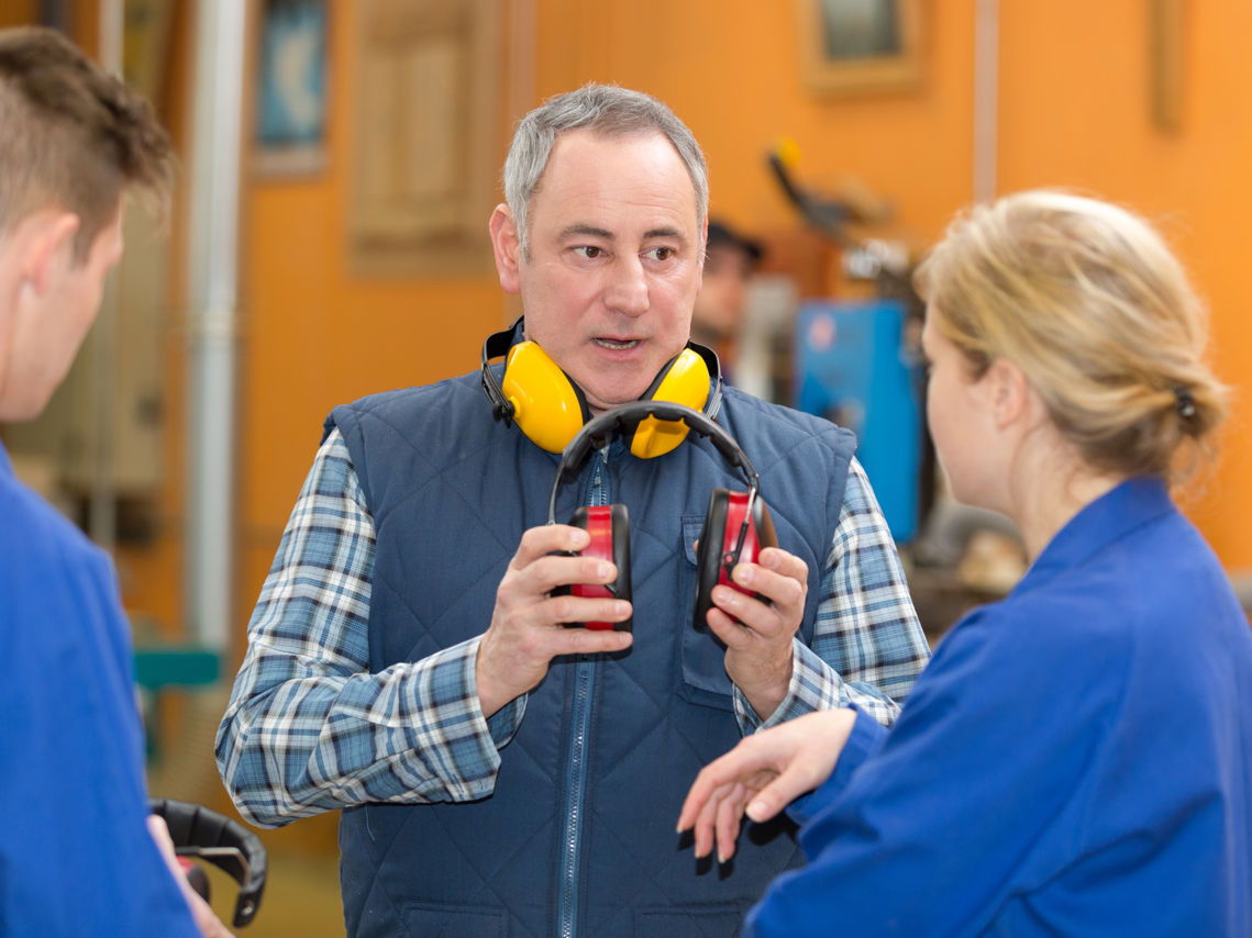 3 personer på arbejde