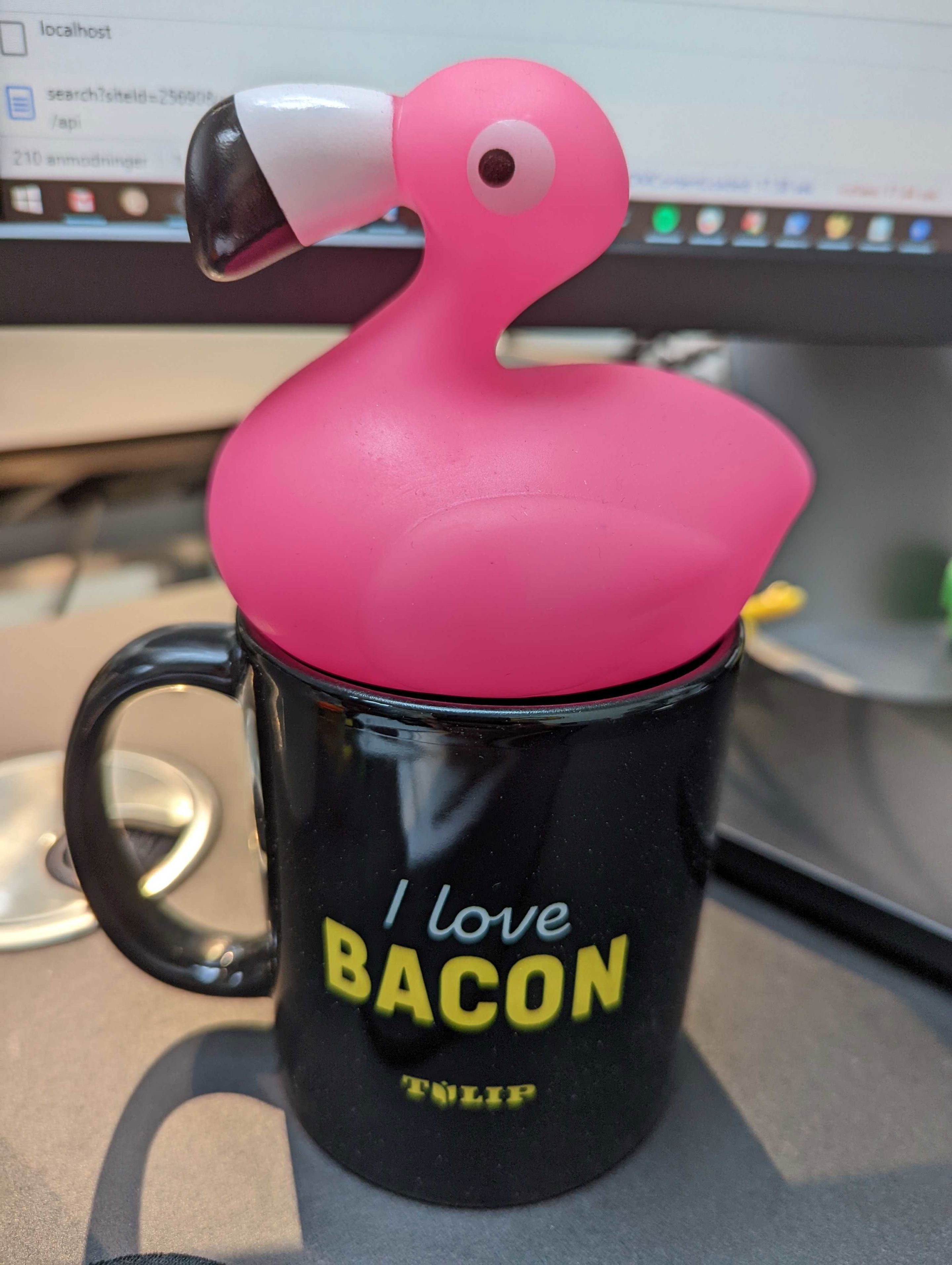 Pink flamingo i en sort kop