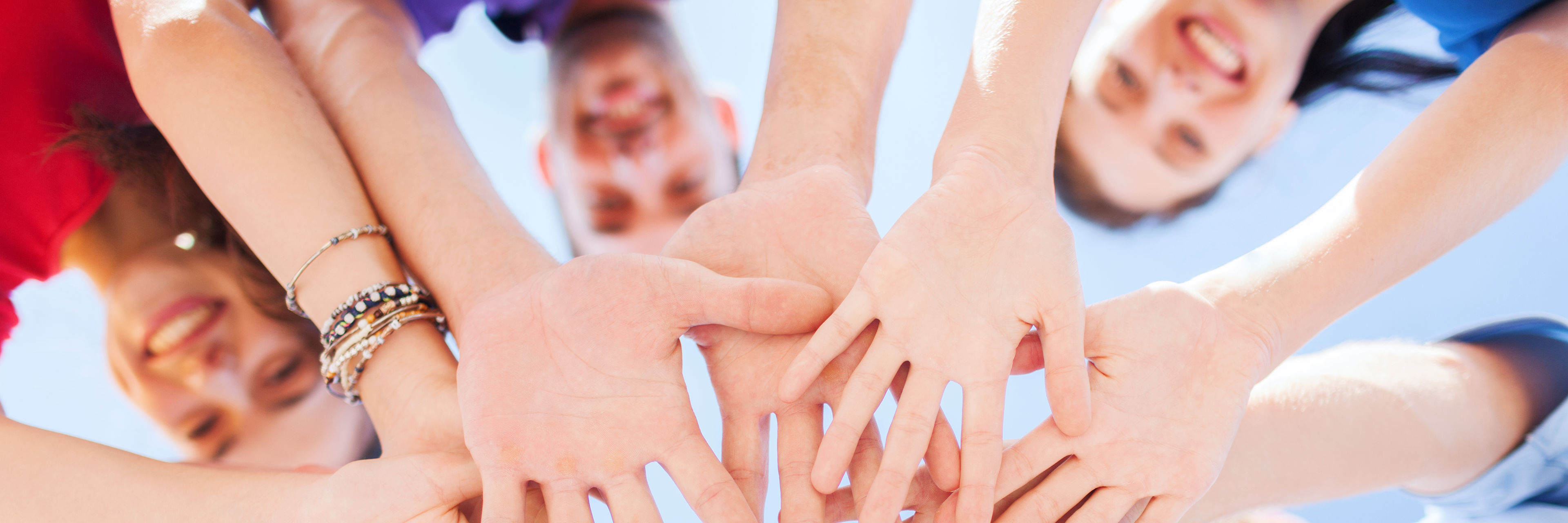 en masse hænder set nedefra