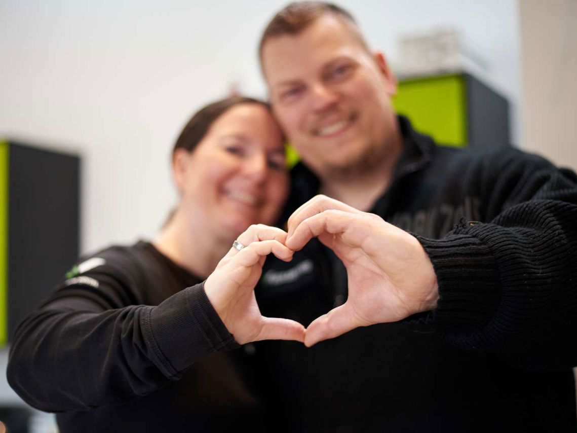 Par der viser hjerte med hænderne