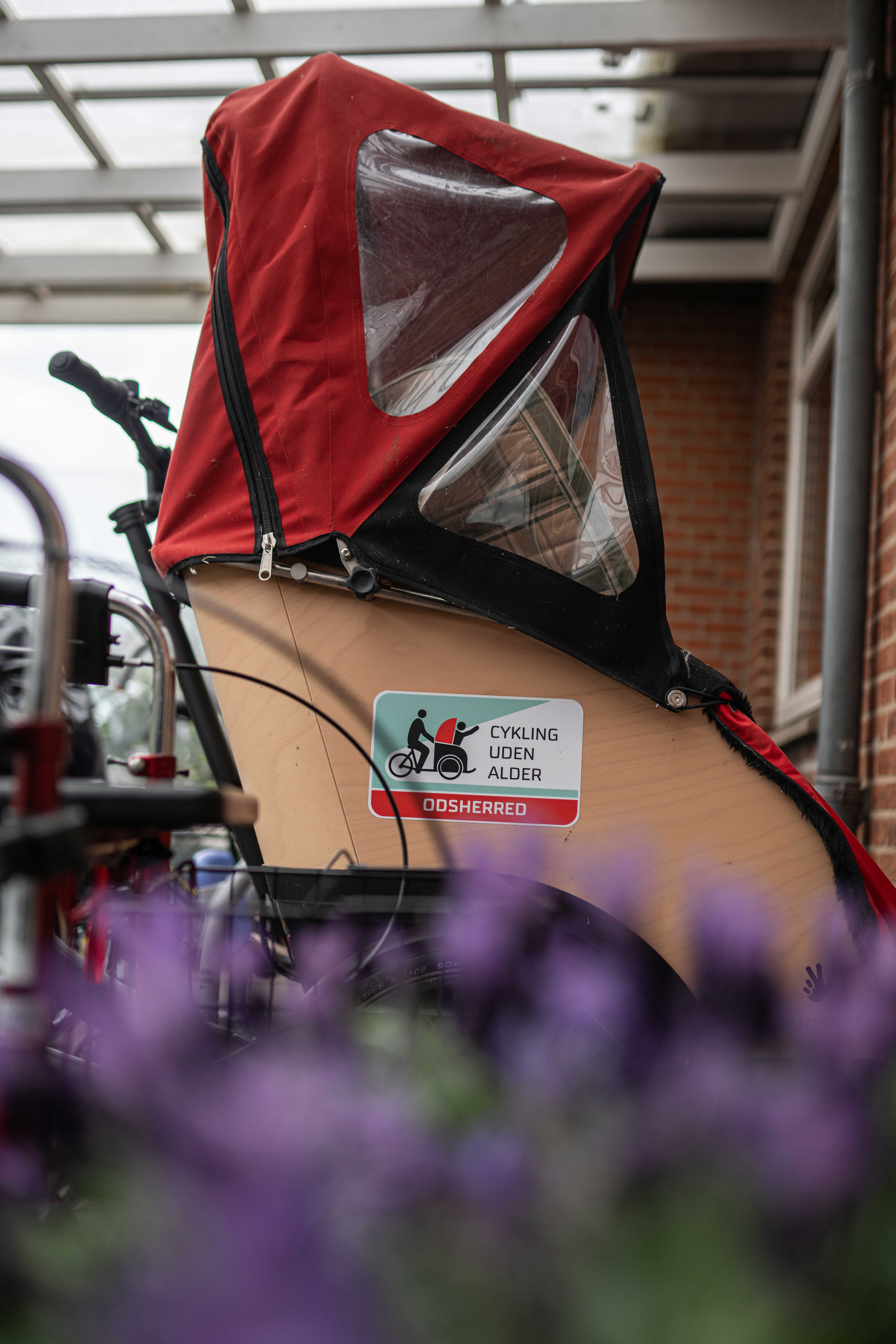 Cykeltaxa for ældre med skiltningen "Cykling uden alder"