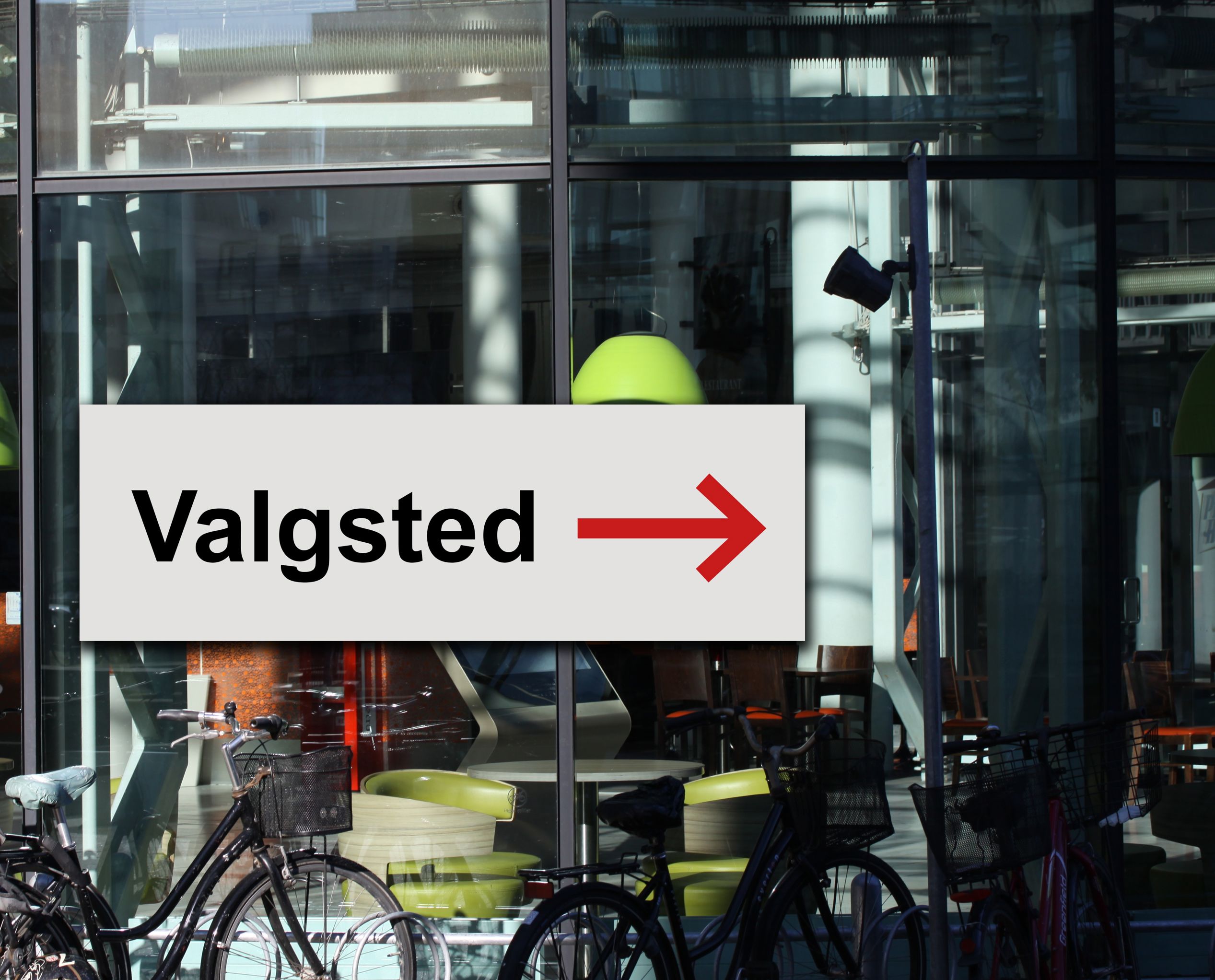 skilt viser vej til valgstedet