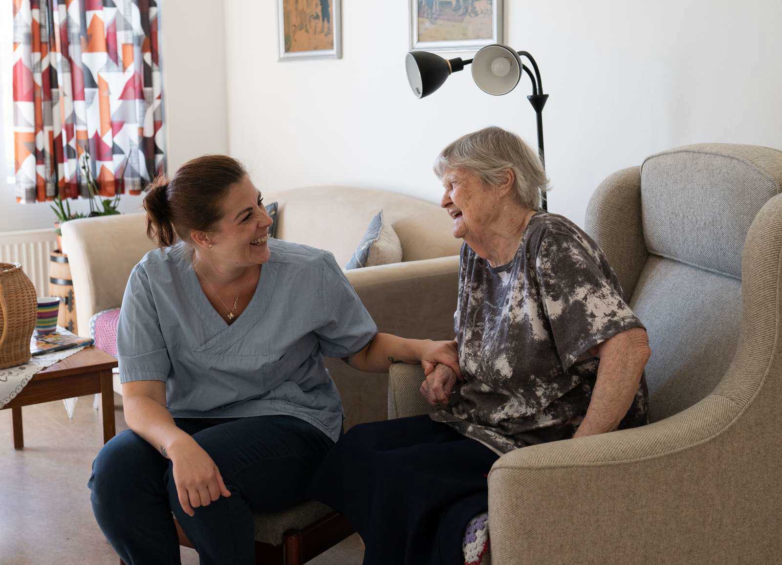 Ældre dame og social- og sundhedsassistent på Bobjergcentret i Asnæs