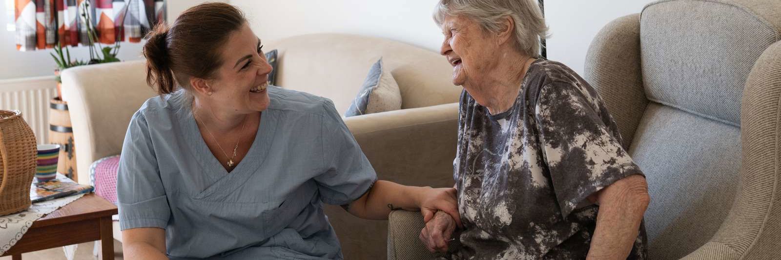 Ældre dame og social- og sundhedsassistent på Bobjergcentret i Asnæs