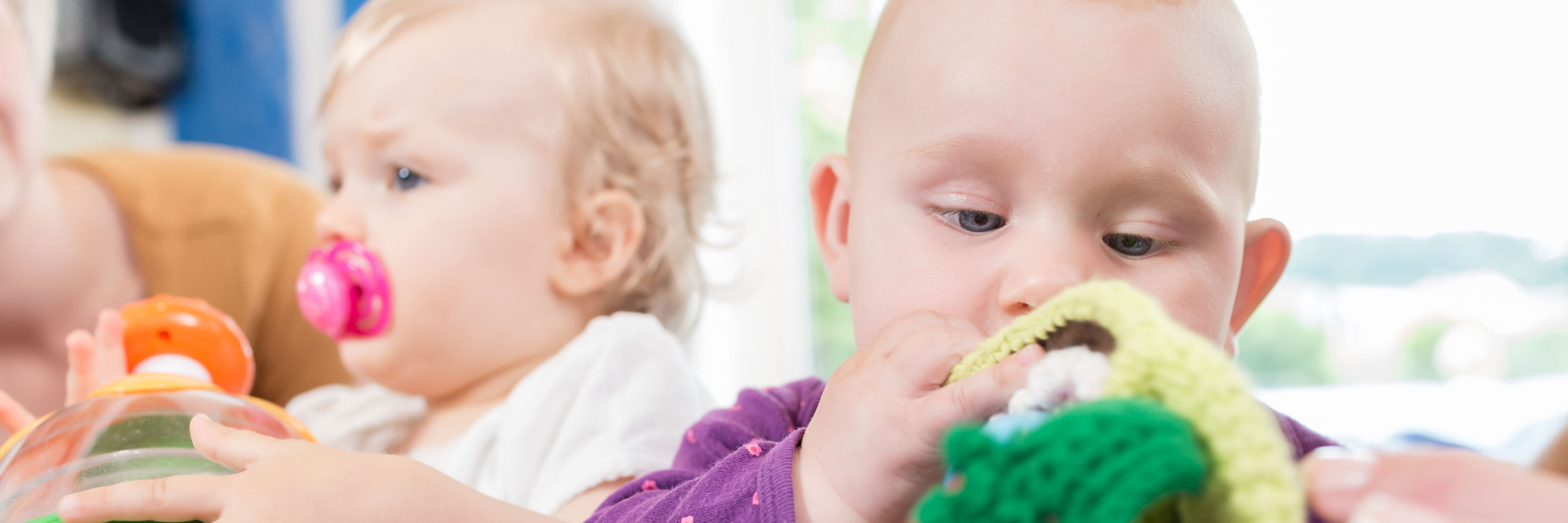 To små børn der leger med legetøj