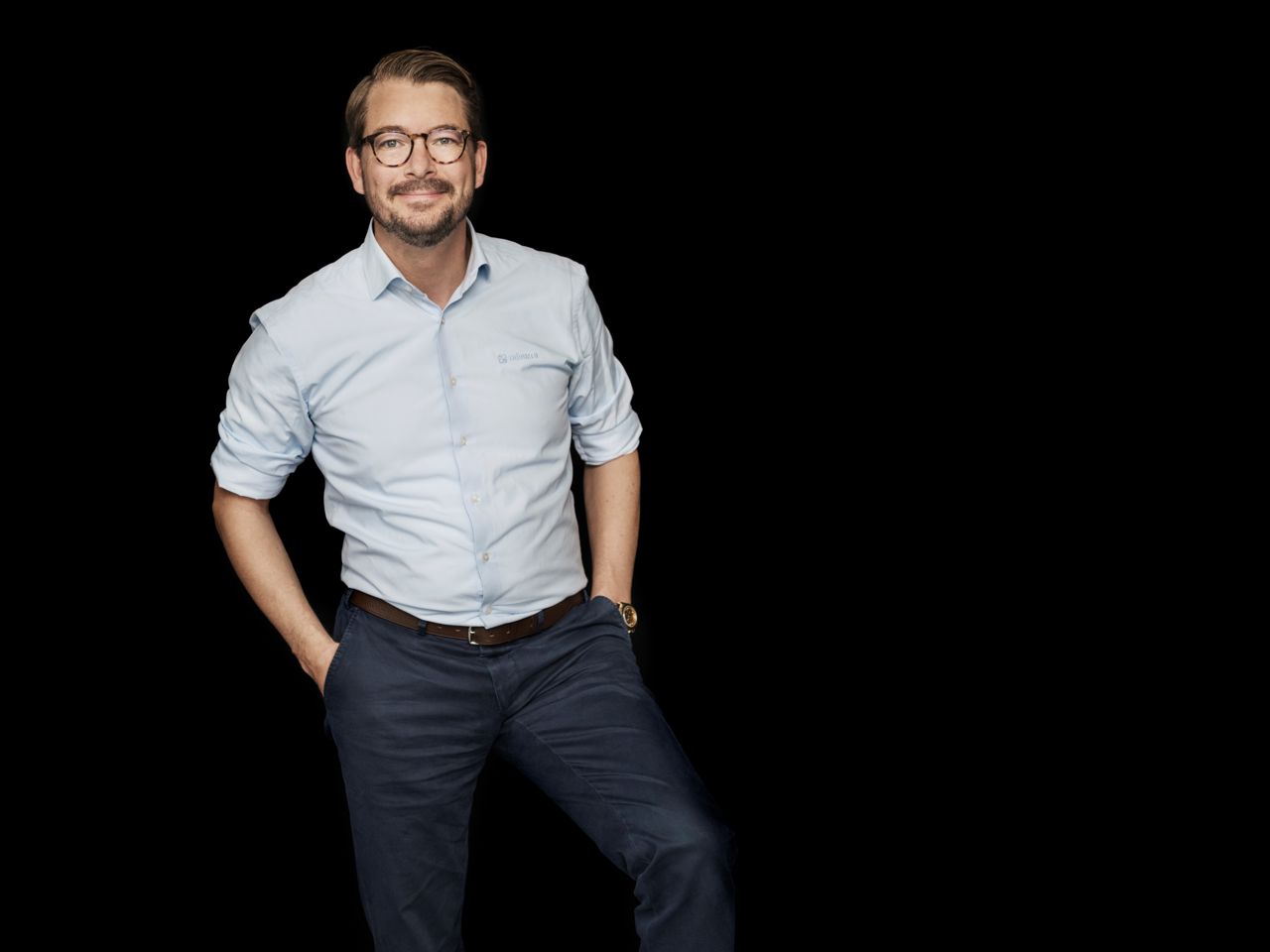 Mand med hænderne i lommen