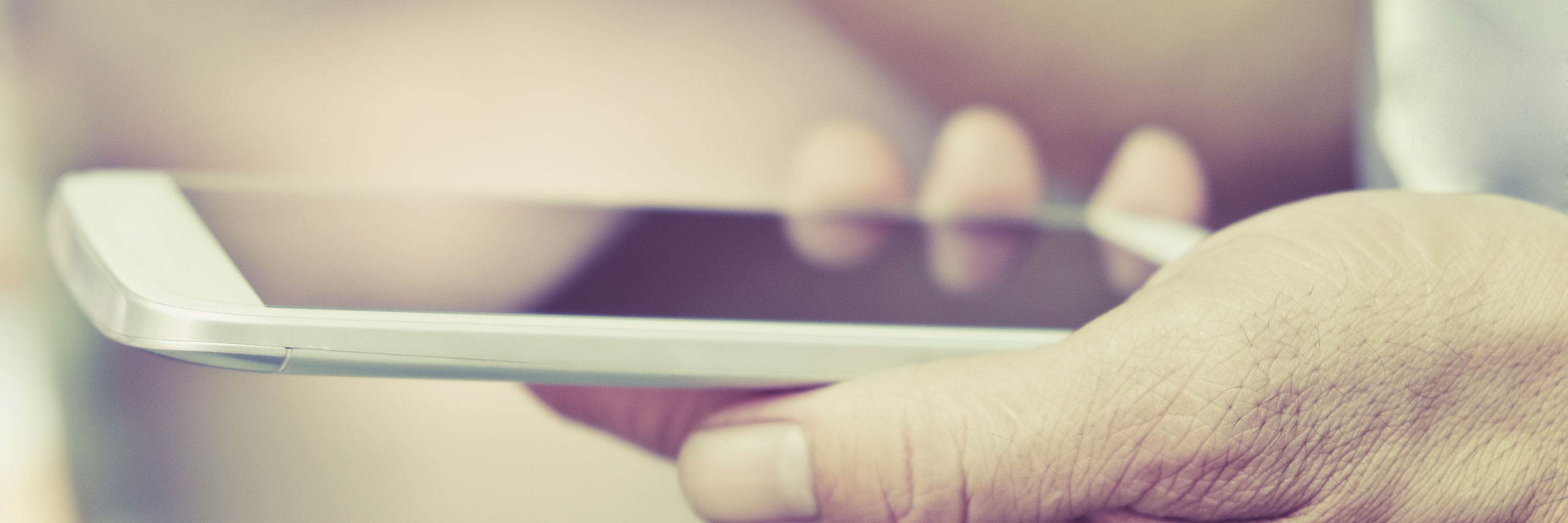 Hånd med mobiltelefon