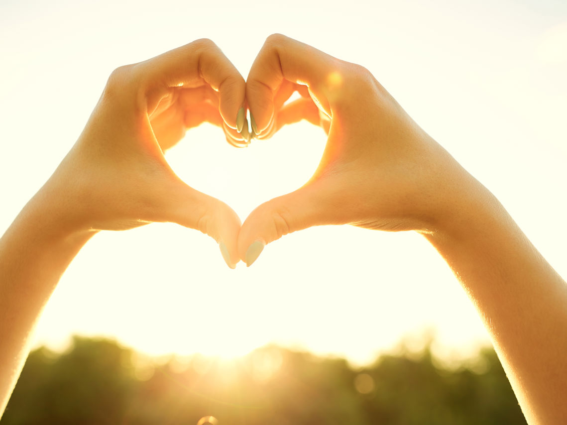 Hjerte i modlys - formet af hænder