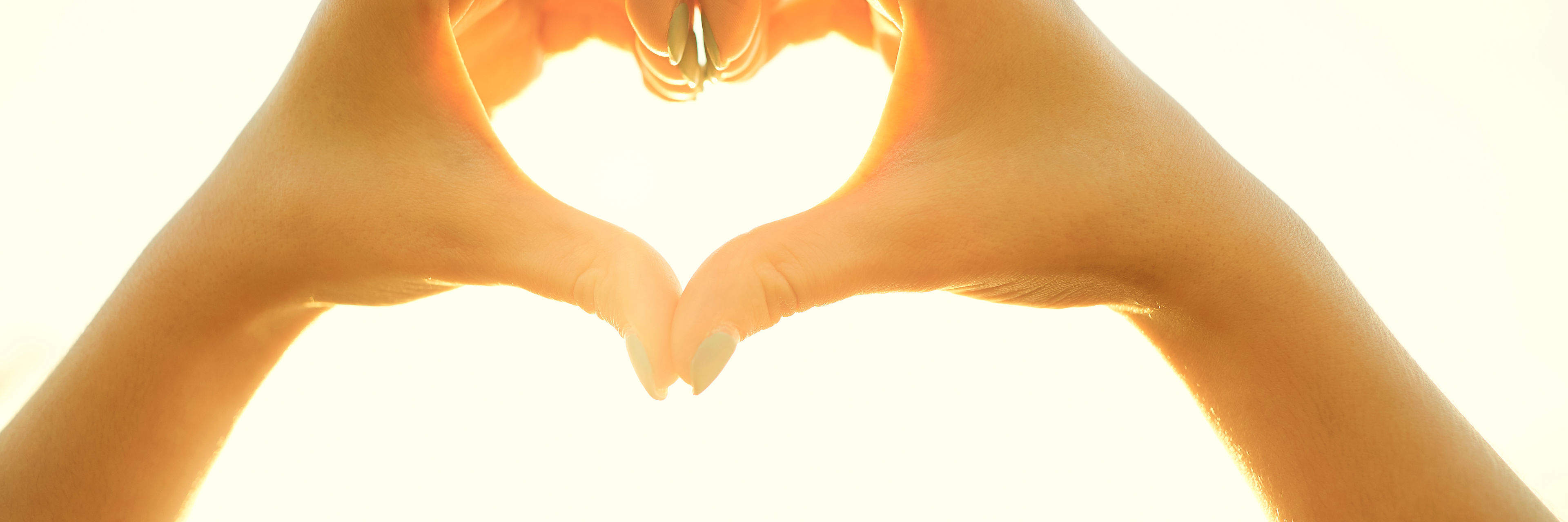 Hjerte i modlys - formet af hænder