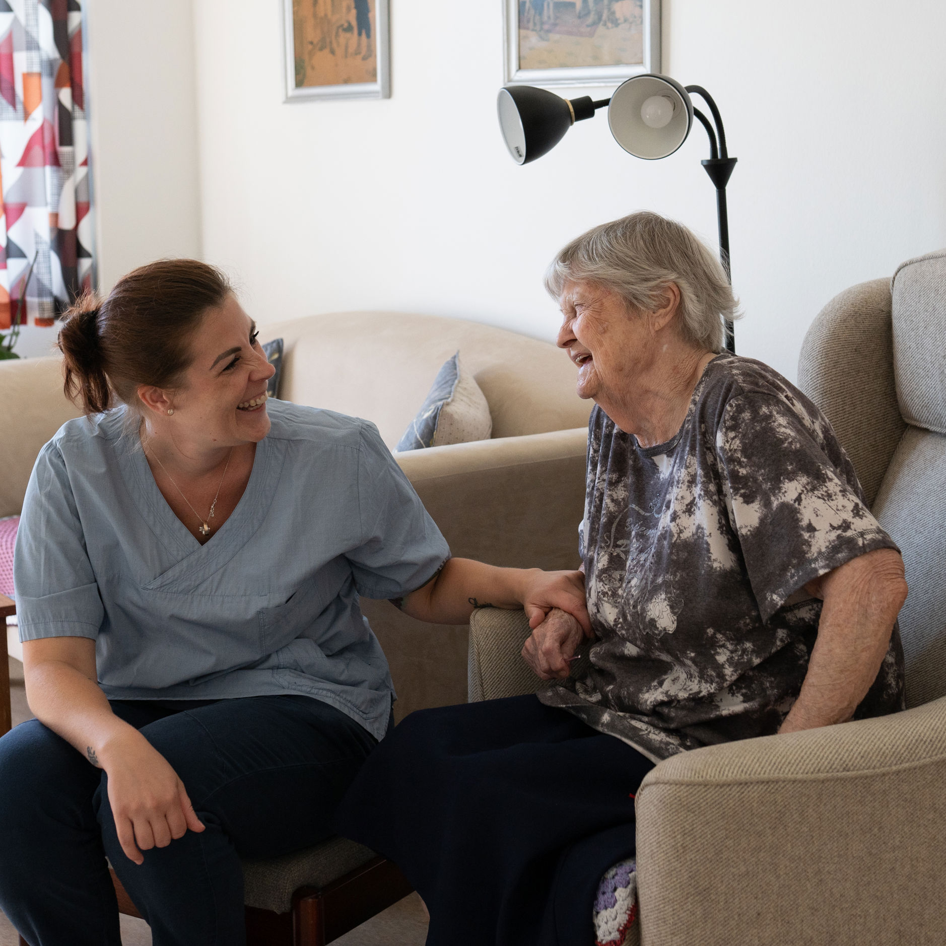 Medarbejde og beboer griner sammen