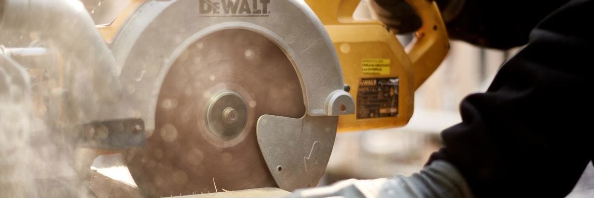 Rundsav skærer bjælke over