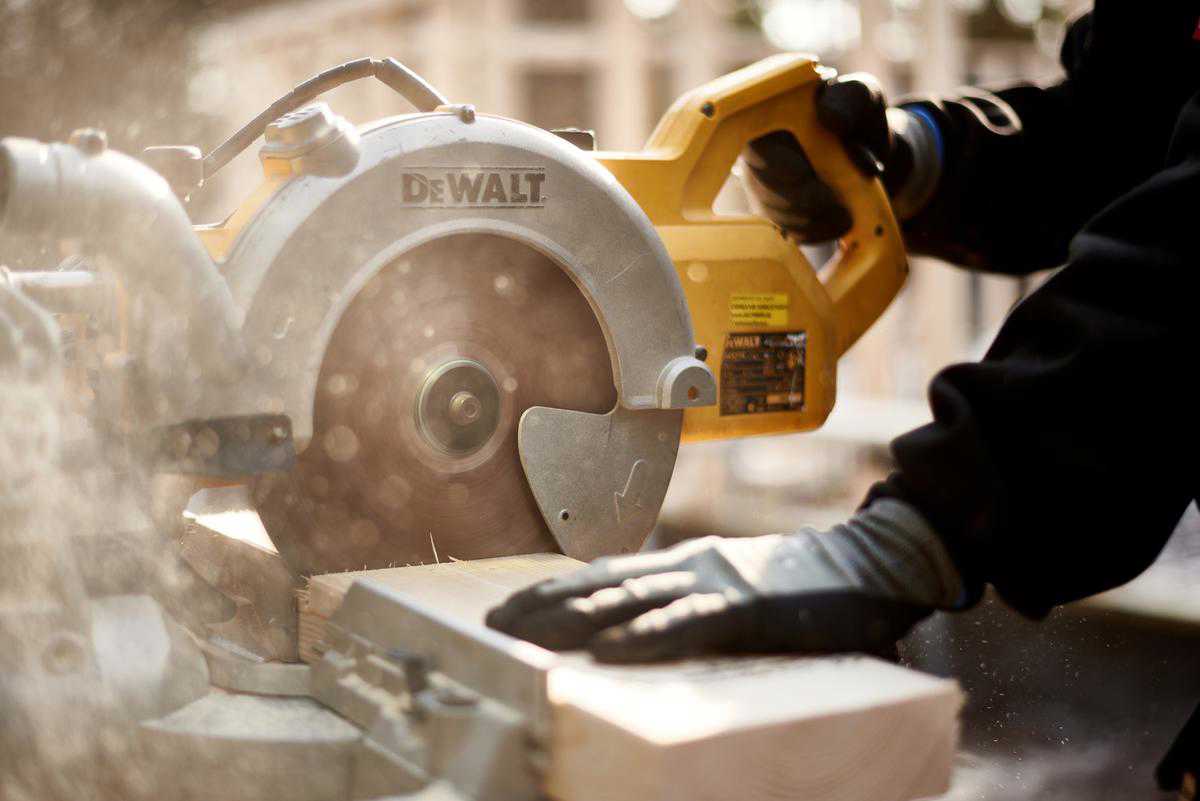 Rundsav skærer bjælke over